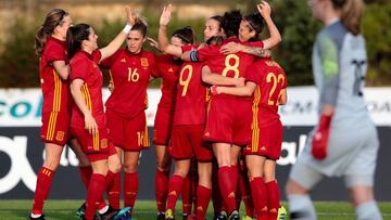 Jugadoras españolas celebran tras marcar un gol durante el encuentro España-Holanda perteneciente a la Copa Algarve femenina.