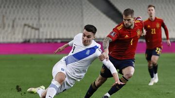 El delantero Anastasios Douvikas pugna con el defensa Iñigo Martínez durante un partido entre Grecia y España.