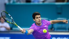 Miami (United States), 25/03/2024.- Carlos Alcaraz of Spain in action against Gael Monfils of France during the men's third round of the 2024 Miami Open tennis tournament in Miami, Florida, USA, 25 March 2024. (Tenis, Francia, España) EFE/EPA/CRISTOBAL HERRERA-ULASHKEVICH
