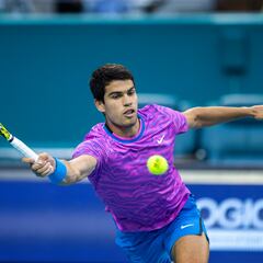 Alcaraz le da a Monfils una lección de espectáculo en Miami