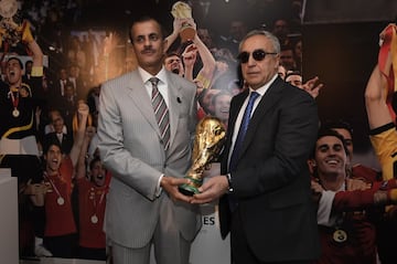 Khalid Thani A. Al Thani (Consejero de PRISA y Presidente de Ezdan Holding Group) y Alejandro Blanco (Presidente del COE) posan con la Copa del Mundo. 