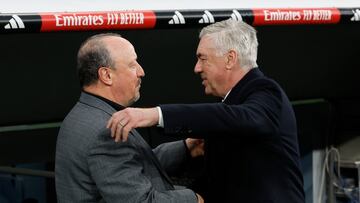 El entrenador del Celta, Rafa Benítez, se saluda con el entrenador del Real Madrid, Carlo Ancelotti, durante el partido de la jornada 28 de LaLiga que se disputó hoy domingo en el estadio Santiago Bernabéu.