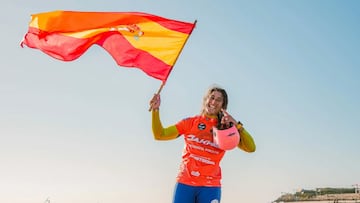 Elena Moreno ondeando la bandera española tras ganar el GWA Wingfoil World Tour en la modalidad Wave, en Dakhla, Marruecos, el 3 de octubre del 2024.