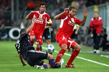 Witsel pis¨® a Marcin Wasilewski en el partido Anderlecht-Standard en 2009 dejando esta dura imagen. Le rompi¨® la tibia y el peron¨¦.