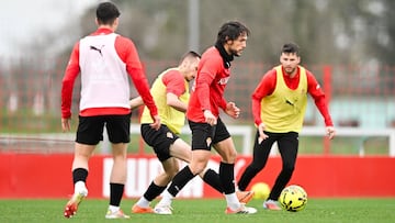 16-01-26. ALEX CORREDERA CONDUCE EL BALÓN EN EL ENTRENAMIENTO DEL SPORTING EN MAREO.