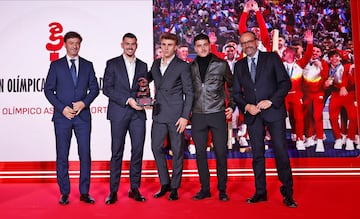 Premio Olímpico As del Deporte 2024 a la selección española de fútbol olímpica masculina. juan Cantón, director general de prensa de PRISA Media posa junto al entrenador, Santi Denia y los jugadores Alejandro Iturbe, Pablo Barrios y Sergio Camello.