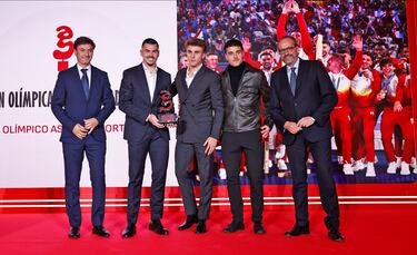 Premio Olímpico As del Deporte 2024 a la selección española de fútbol olímpica masculina. juan Cantón, director general de prensa de PRISA Media posa junto al entrenador, Santi Denia y los jugadores Alejandro Iturbe, Pablo Barrios y Sergio Camello.