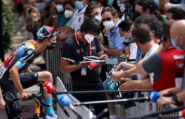 Gino Mader responde a las preguntas de los periodistas antes de que comience la etapa.
