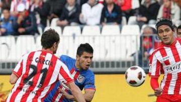 <b>EL MEJOR. </b>Agüero recorta ante Carlos García mientras Silva trata también de quitarle el balón en una jugada de ataque del Atlético.