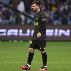 Subastan la camiseta que usó Lionel Messi con el PSG ante Cristiano