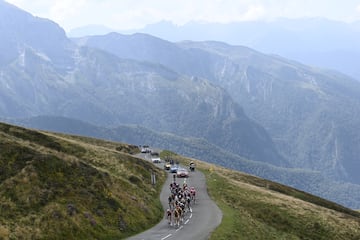 El pelotón durante la ascensión al Col d'Aubisque.