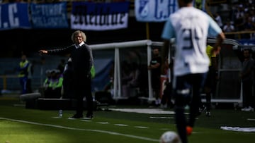 Alberto Gamero durante un partido de Millonarios por Liga BetPlay.