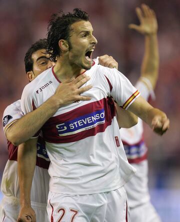 Antonio Puerta celebra su gol ante el Schalke 04 en la semifinal de la Copa de la UEFA 2006.