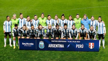 Soccer - Women's International Friendly - Argentina v Peru - Estadio Unico de San Nicolas, Buenos Aires, Argentina - July 14, 2023  Argentina players pose for a team group photo before the match  REUTERS/Agustin Marcarian