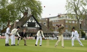 Partido de Críquet Victoriano para conmemorar el 150 aniversario del Almanaque Wisden Cricketers' en la Plaza Vicente en Londres