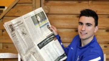 Guillermo León Delgado posa con los periódicos de EE UU en La Tablita Argentina.