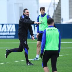 El Sadar trata de levantar el ánimo de Vicente Moreno