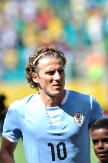 Diego Forlán fue pedido por Héctor Tapia el 2014 para Colo Colo, junto a Paulo Da Silva y Jorge Valdivia. Nadie sabe si el uruguayo se llegó a enterar, pero al menos el nombre estuvo en la mesa de Blanco y Negro.