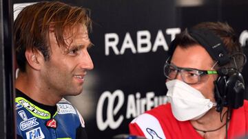 Reale Avintia Racing&#039;s French rider Johann Zarco (L) speaks with a mechanic in the box during the MotoGP test of the Spanish Grand Prix at the Jerez racetrack in Jerez de la Frontera on July 15, 2020. (Photo by JAVIER SORIANO / AFP)
