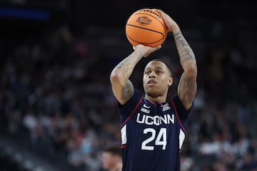 Jordan Hawkins (UConn) anota un tiro libre ante la universidad de Gonzaga en el Elite Eight.