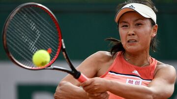 Peng Shuai devuelve una bola durante su partido ante Aleksandra Krunic en Roland Garros 2018.