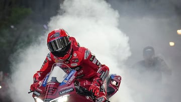 Márquez quemando rueda con una Ducati de calle en la presentación de MotoGP en Bangkok.