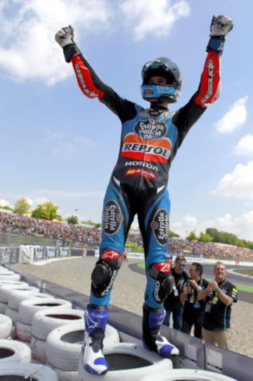 Álex Márquez celebra su primera victoria de la temporada, la segunda de su carrera en Moto3, muestra su alegría por la victoria. 