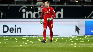Aficionados del Eintracht Frankfurt lanzan pelotas de tenis al campo, en protesta por los partidos en lunes en la Bundesliga.
