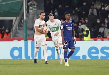 



¡Gol de Verdú! Ejecutó la falta desde la frontal, el balón tocó en la barrera y le cayó de nuevo, volvió a rematar y esta vez tocó en Ceballos y despistó a Lunin



