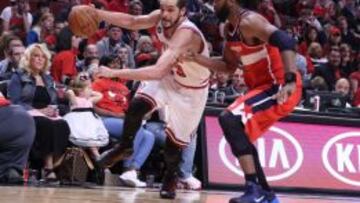 Joakim Noah ante Nene Hilario.