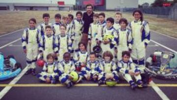 Alonso, el día de su cumpleaños, con sus alumnos de kárting.