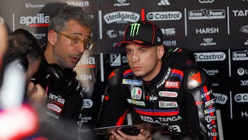 Marco Bezzecchi con su técnico en el box de Aprilia.