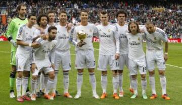 Cristiano Ronaldo ofrece el Balón de Oro a la afición.