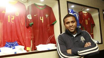 Jorge Andrade posando ante camisetas de Portugal.