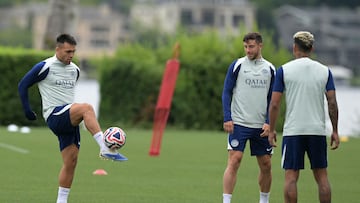 Inter Milan's Argentine forward #10 Lautaro Martinez (L) controls the ball next to teammates Brazilian defender #30 Carlos Augusto (C) and Brazilian midfielder #11 Luis Henrique during a training session at Virginia Mason Athletic Center in Renton near Seattle, Washington on June 20, 2025 in the eve of the Club World Cup 2025 football match between Italy's Inter Milan and Japan's Urawa Red Diamonds. (Photo by JUAN MABROMATA / AFP)