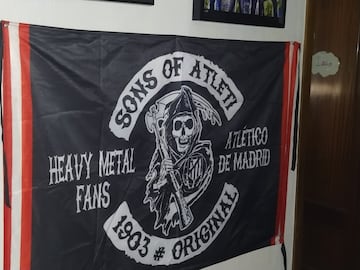 Bandera de la Peña Atlética Sons of Atleti en el pasillo de la casa de Silver Solórzano.