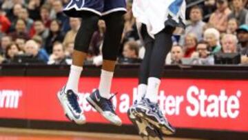 Kevin Durant (35), estrella del partido, lanza a canasta ante Corey Brewer (13).