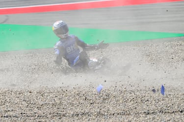 Álex Márquez mostró gestos de rabia tras la caída, aunque no sufrió daños físicos.