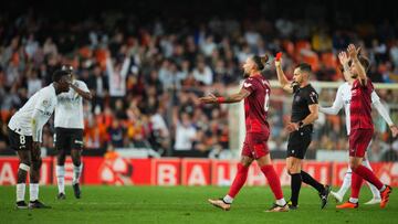 VALENCIA, SPAIN - APRIL 16: Referee Carlos del Cerro Grande shows a red card to Ilaix Moriba of Valencia CF during the LaLiga Santander match between Valencia CF and Sevilla FC at Estadio Mestalla on April 16, 2023 in Valencia, Spain. (Photo by Aitor Alcalde/Getty Images)