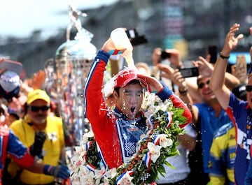 Takuma Sato celebra la victoria en Indianápolis.