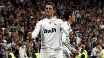 <b>DECISIVO.</b> Higuaín marcó el gol que dio la victoria al Real Madrid en el derbi.