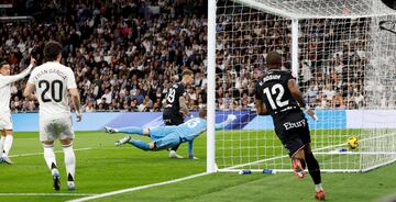 Diego Garca, atento en el segundo palo, le llega el baln tras un disparo y anota a placer. El jugador pepinero esta en posicin correcta, Fran Garca rompe el fuera de juego.