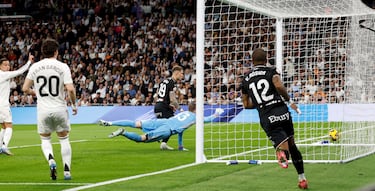Diego García, atento en el segundo palo, le llega el balón tras un disparo y anota a placer. El jugador pepinero esta en posición correcta, Fran García rompe el fuera de juego.