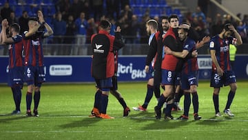 Los jugadores del Huesca celebran la remontada ante el Bar&ccedil;a B.