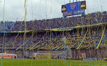 La 12 es el nombre de la barra brava de Boca Juniors de Argentina. Nacieron en 1925 en la primera gira del equipo en su historia. En ella , junto a los jugadores y cuerpo técnico viajó un hincha y se le denominó Primer Jugador Número Doce. Tienen una fuerte rivalidad con Los Borrachos del Tablón y La Barra Del Rojo. Han sido responsables de tiroteos, saqueos y robos, además de haber disputado numerosos enfrentamientos con la policía tanto fuera como dentro del estadio.