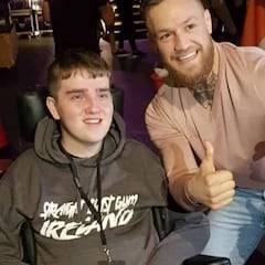 McGregor sorprende a un joven con parálisis tras solucionar sus problemas legales