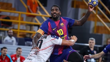 Ali Zein y Dika Mem luchan por el balón en la final del Mundial de Clubes 2025.