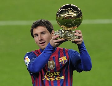 Messi sostiene el Balón de Oro el 15 de enero de 2012. 