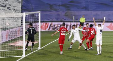 ¡¡MARCA CASEMIRO!! ¡Centro atrás de Asensio desde la línea de fondo que remata de cabeza picado el brasileño en el área pequeña!