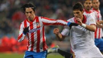 Arda protege un balón ante el sevillista Fazio.